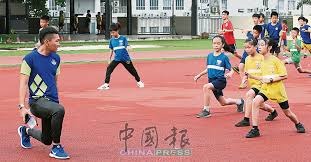 我很少点评其他球队的比赛 今天实在忍不住感叹一句：我一度怀疑腾讯把两个队搞反了