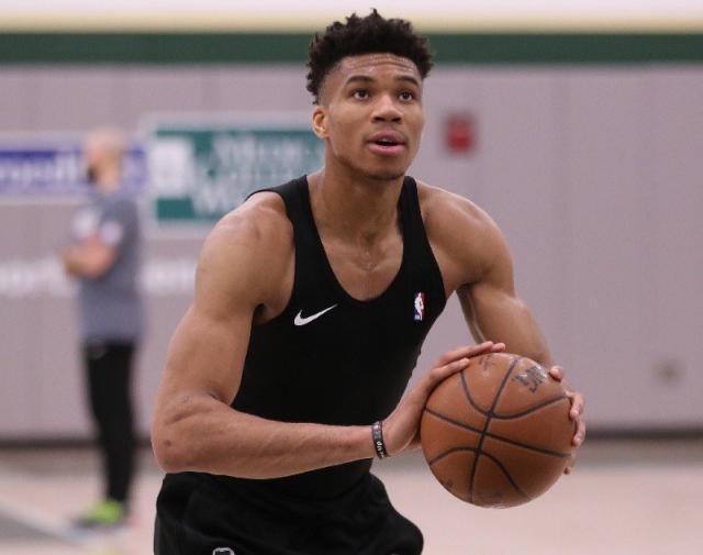 常依据球员 常依据球员