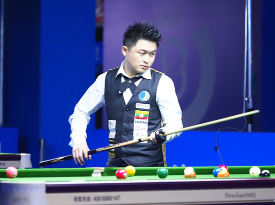 金-卡戴珊访问皇马基地，与贝林厄姆、维尼修斯等人合影