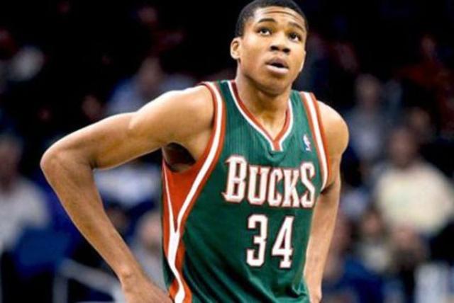 图片报：拉菲尼亚现身拜仁球迷商店，购球衣并与球迷互动