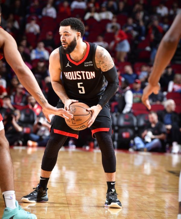 不是压着打吗印尼主帅克鲁伊维特一脸苦笑，队员也很懵逼.